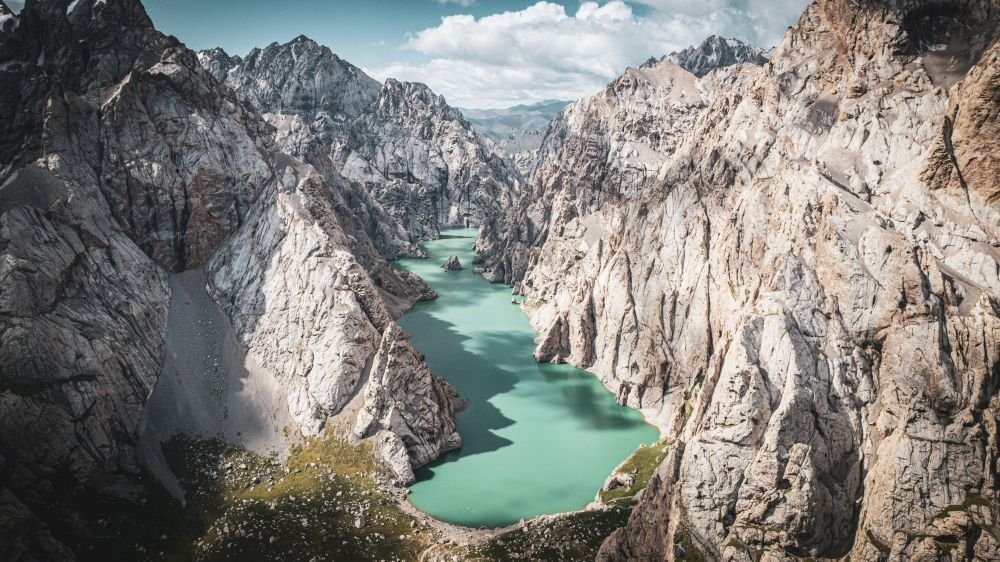 Le lac KölSuu , non loin de la vallée d'Ak Say