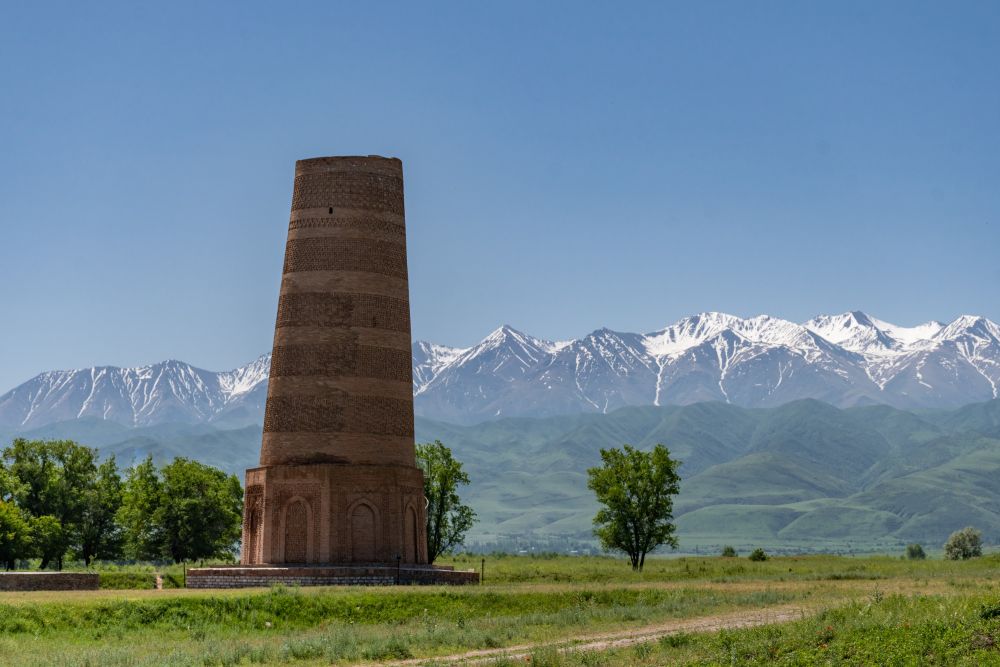 La Tour de Burana et les Tien Shan derrière