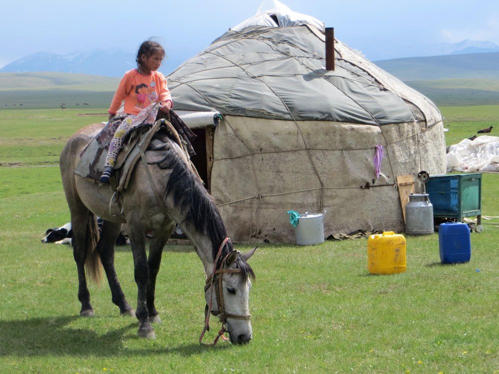 Jeune kirghize à cheval
