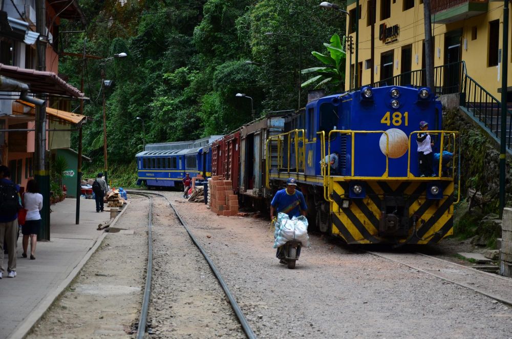 train en gare d'Aguas Calientes, Machu Picchu, Pérou
