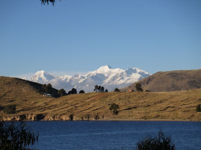 La Cordillère Royale est majestueuse derrière les rives du lac.
