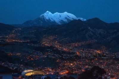 La Paz la tentaculaire et derrière les trois sommets de l'Illimani qui la dominent à plus de 6000