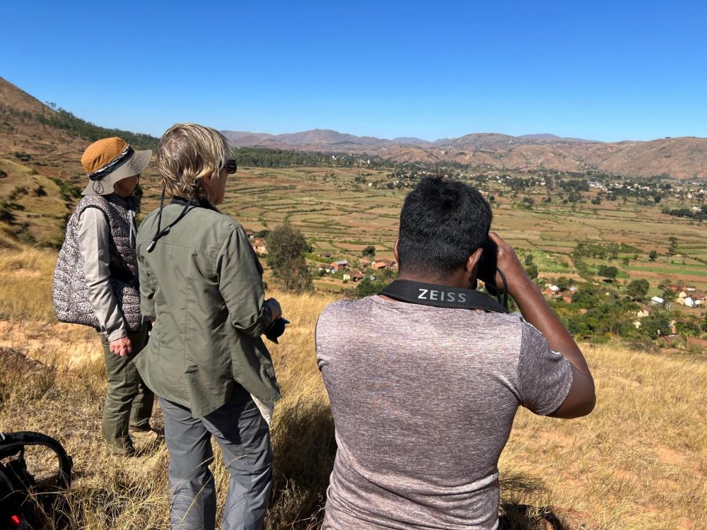 groupe de voyageurs à Madagascar avec des jumelles Zeiss - &copy; Terres Oubliées
