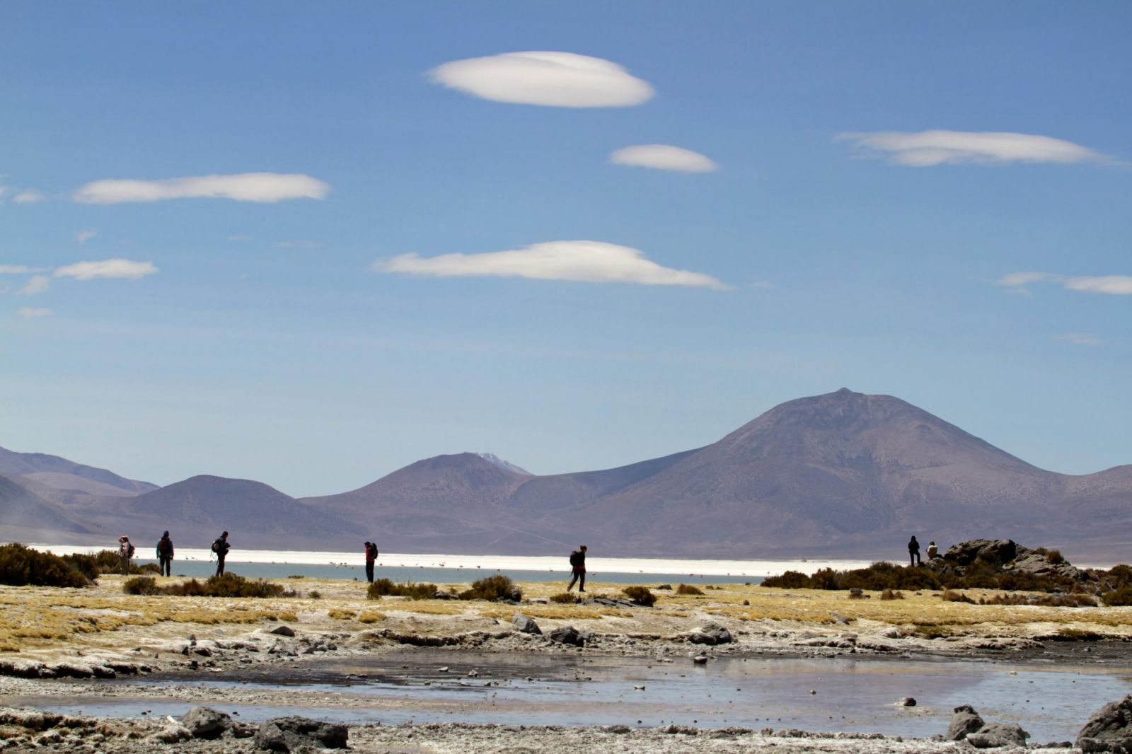 randonneur au loin en bord de lagune