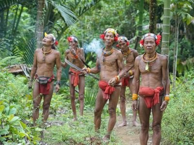 Indonésie - Cérémonie exceptionnelle chez les Hommes-Fleurs des Mentawai